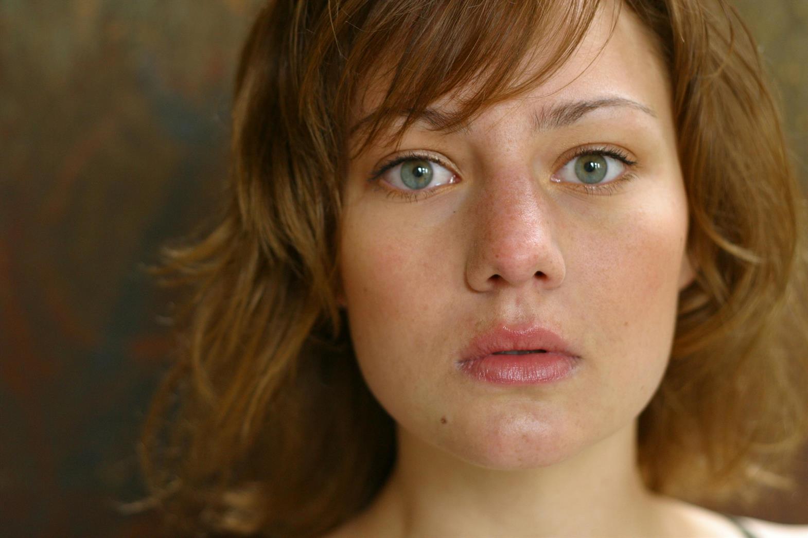 Une femme regardant directement la camera