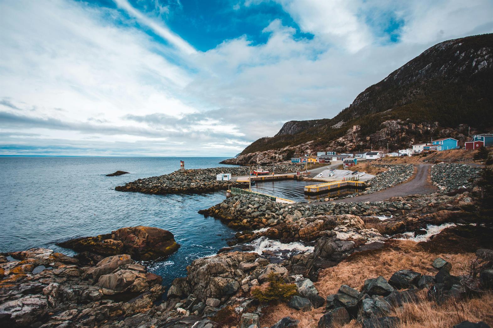 Une petite ville sur une côte rocheuse