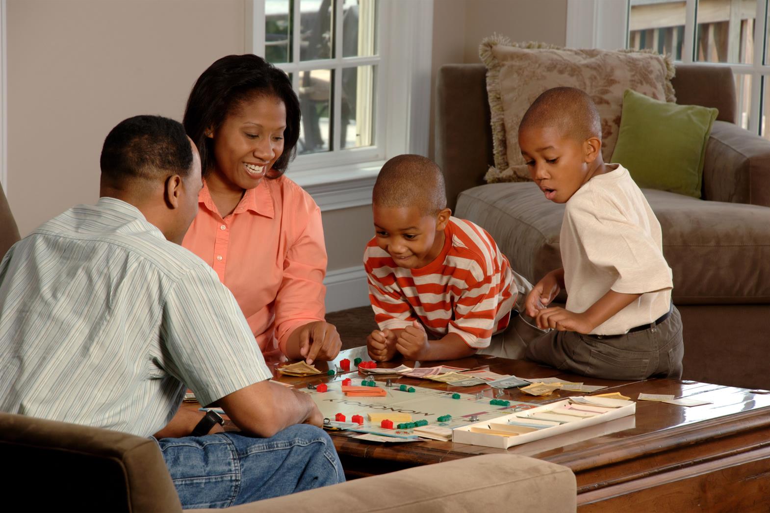 Famille jouant à un jeu de société