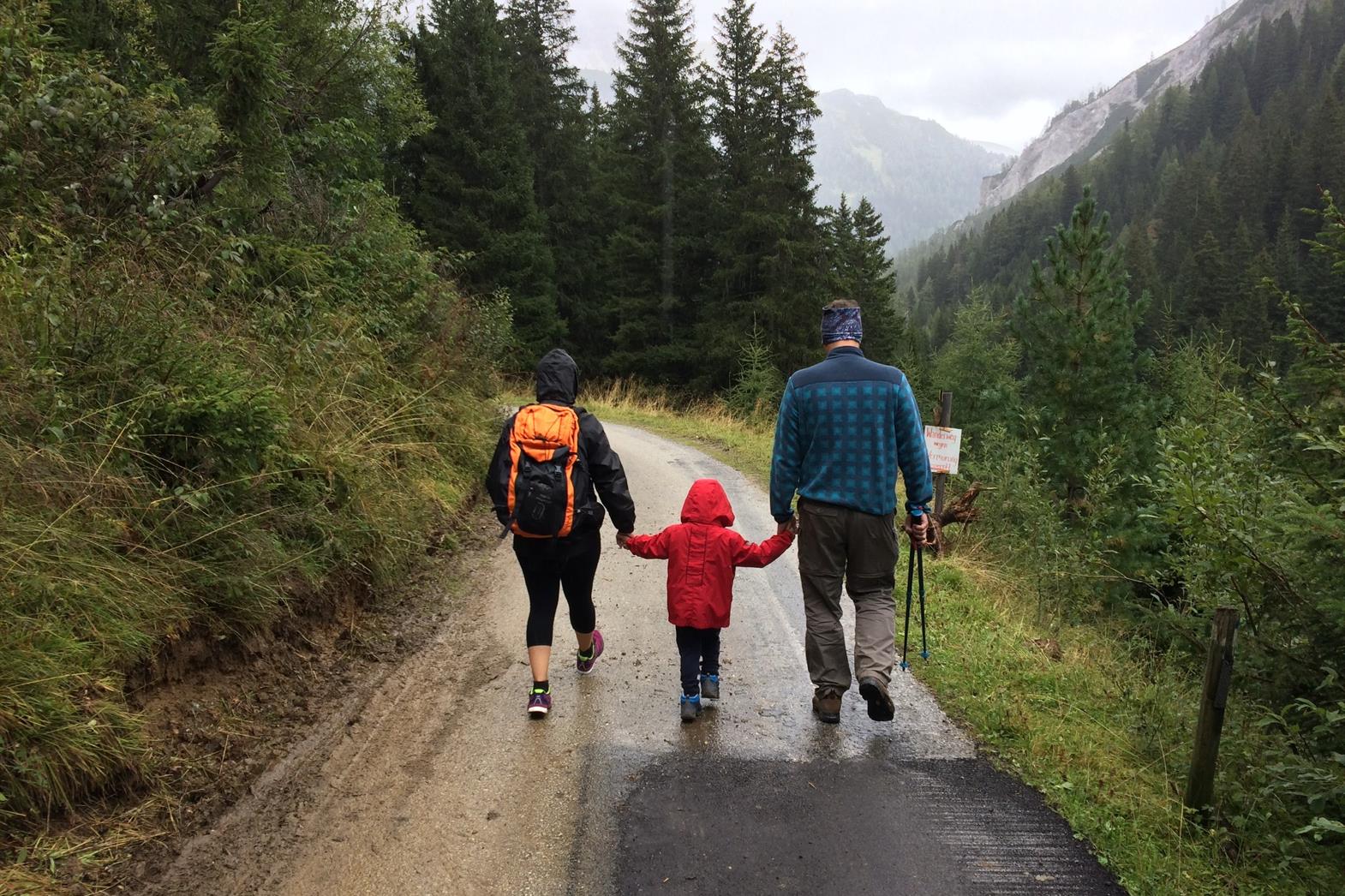 Famille marchant sur la route ensemble