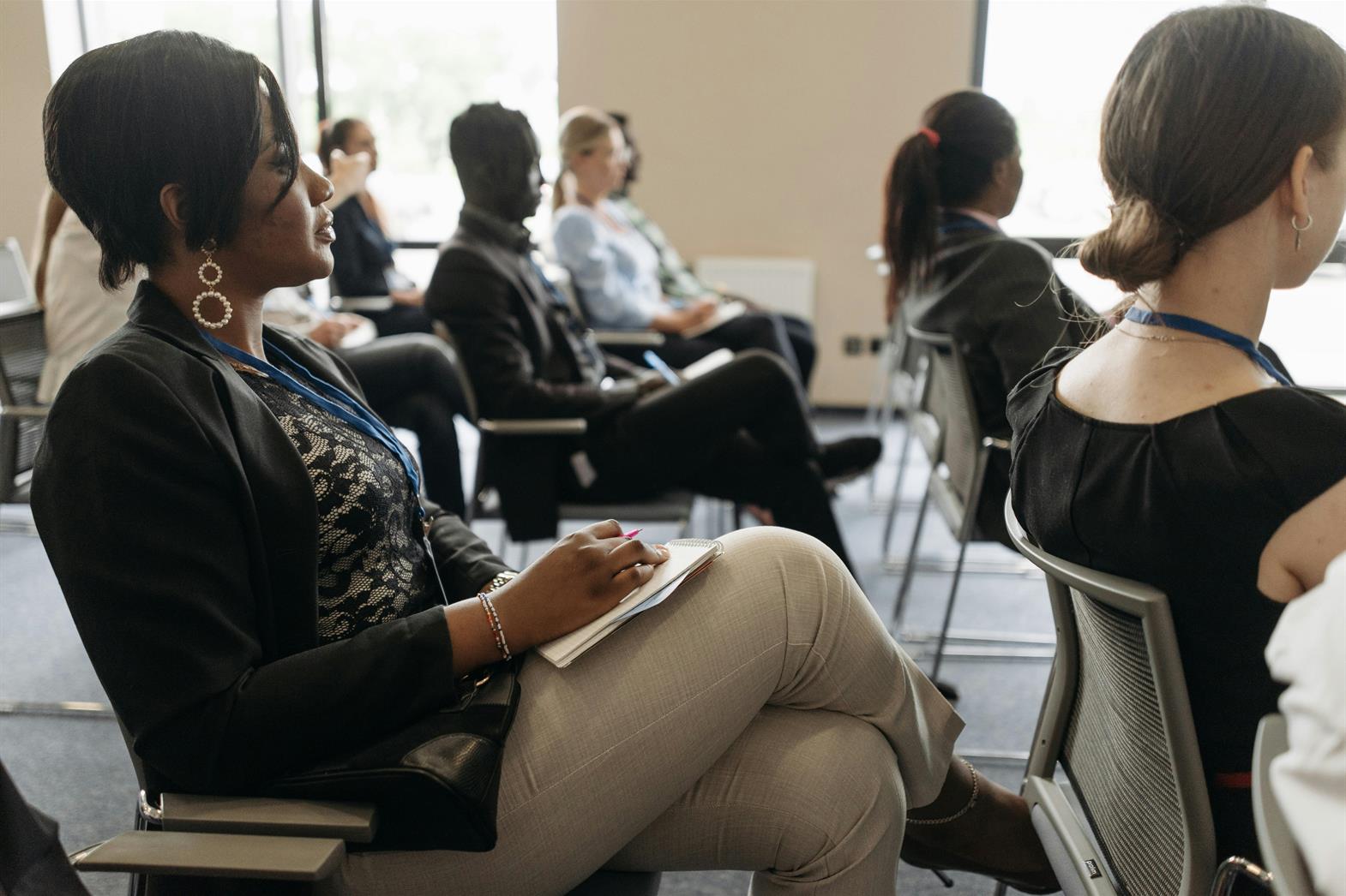 Des participants assistant à une présentation lors d'une conférence
