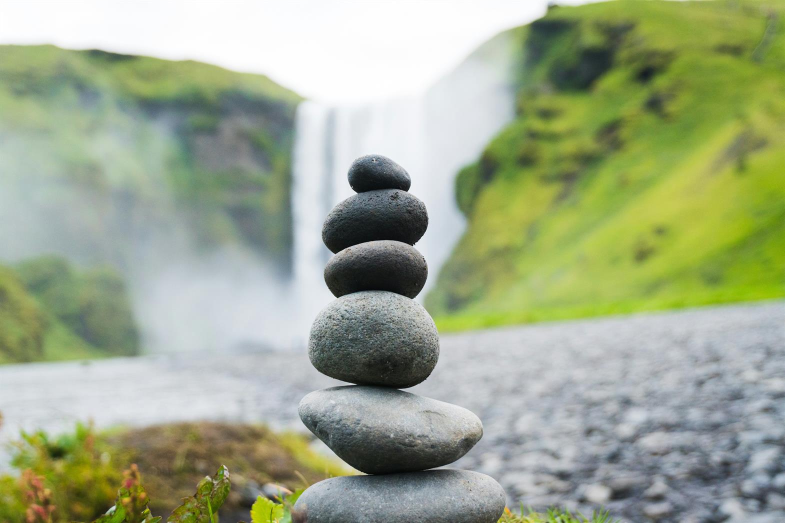 cairn devant les chutes de Skogafoss, Islande