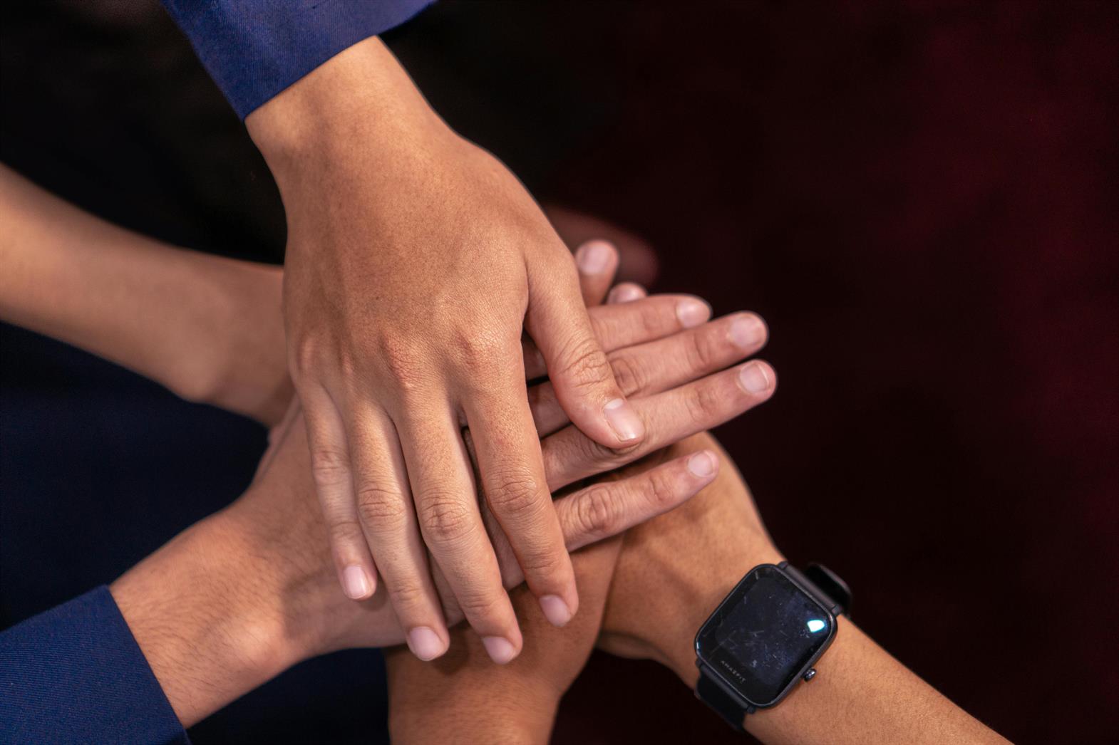 L'unité et le travail d'équipe s'affichent avec les mains jointes