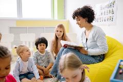Formation de sensibilisation à l'autisme pour les éducatrices et éducateurs de la petite enfance : Programme de soutien aux enfants d'un jour