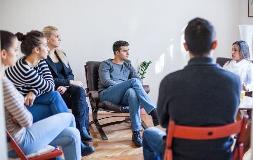 Les interventions dirigées par les pairs peuvent aider à réduire le stress chez les mères d’enfants autistes ou ayant d’autres déficiences développementales