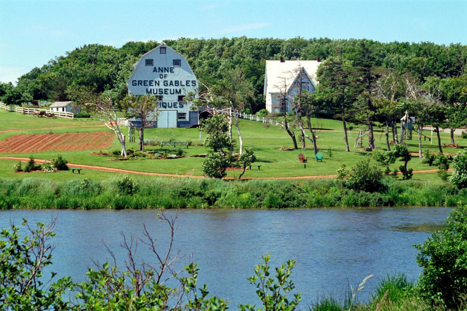 Ferme blanc et vert dans l'Île-du-Prince- Édouard