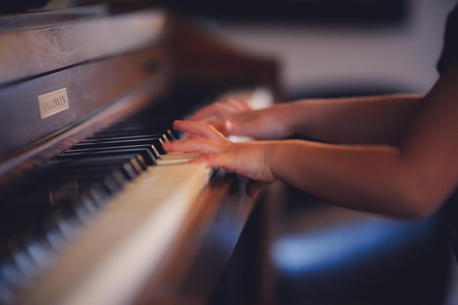 Personne jouant du piano