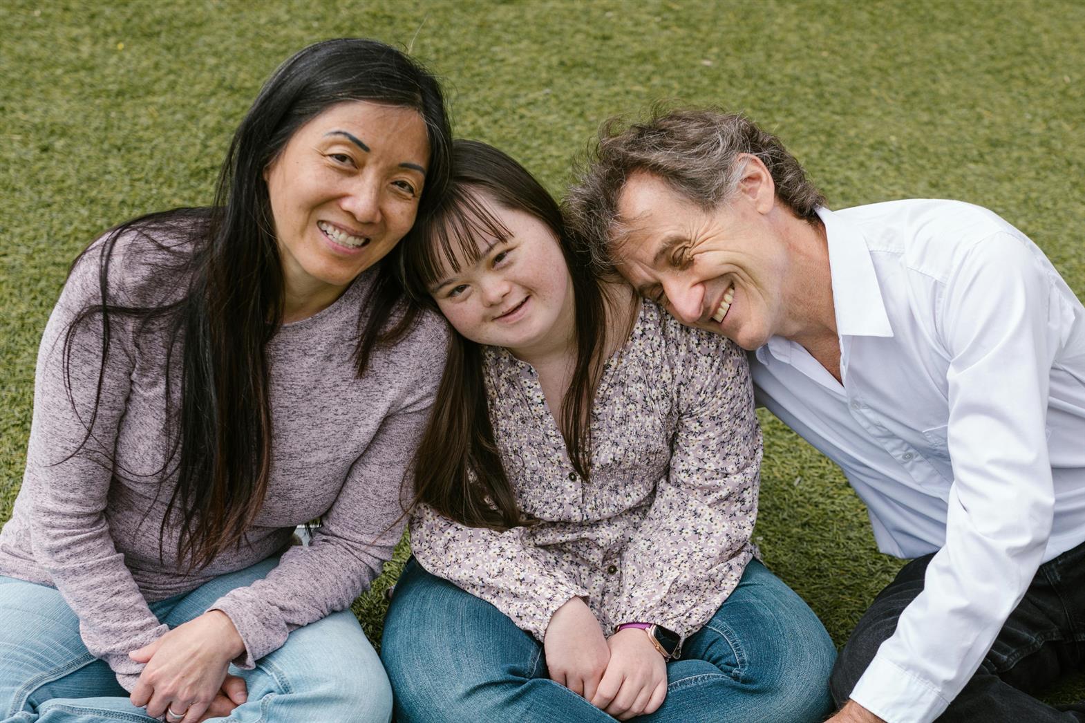 Une famille heureuse assise sur l'herbe