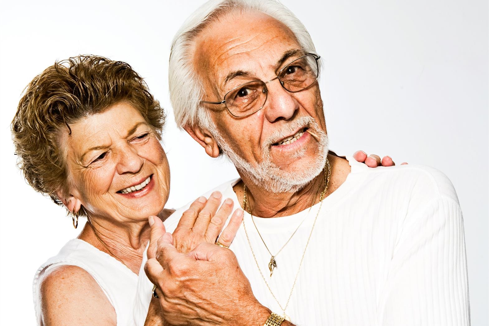Un couple de personnes âgées en chemise blanche