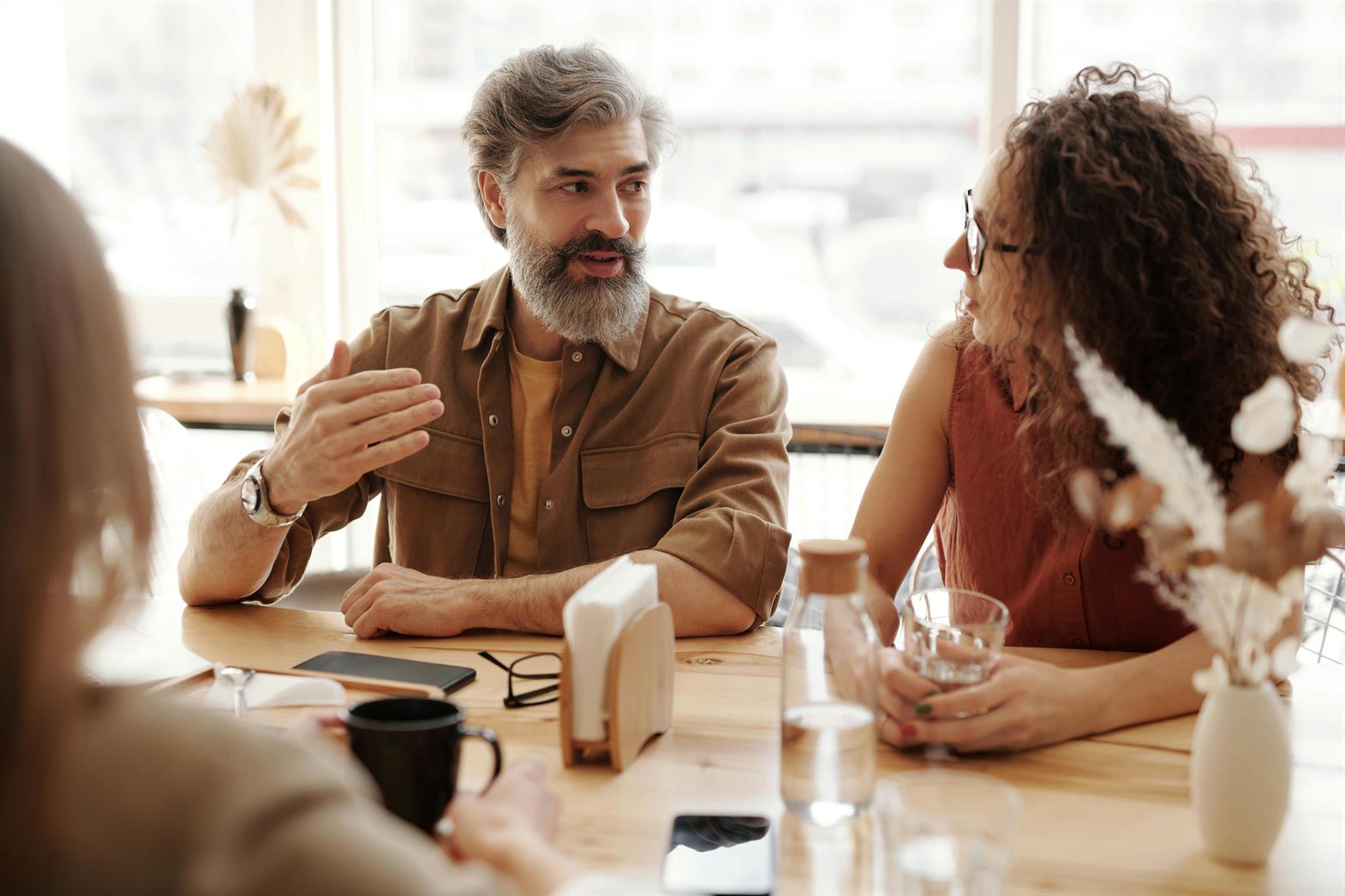 Un groupe de personnes discutant autour d'une table