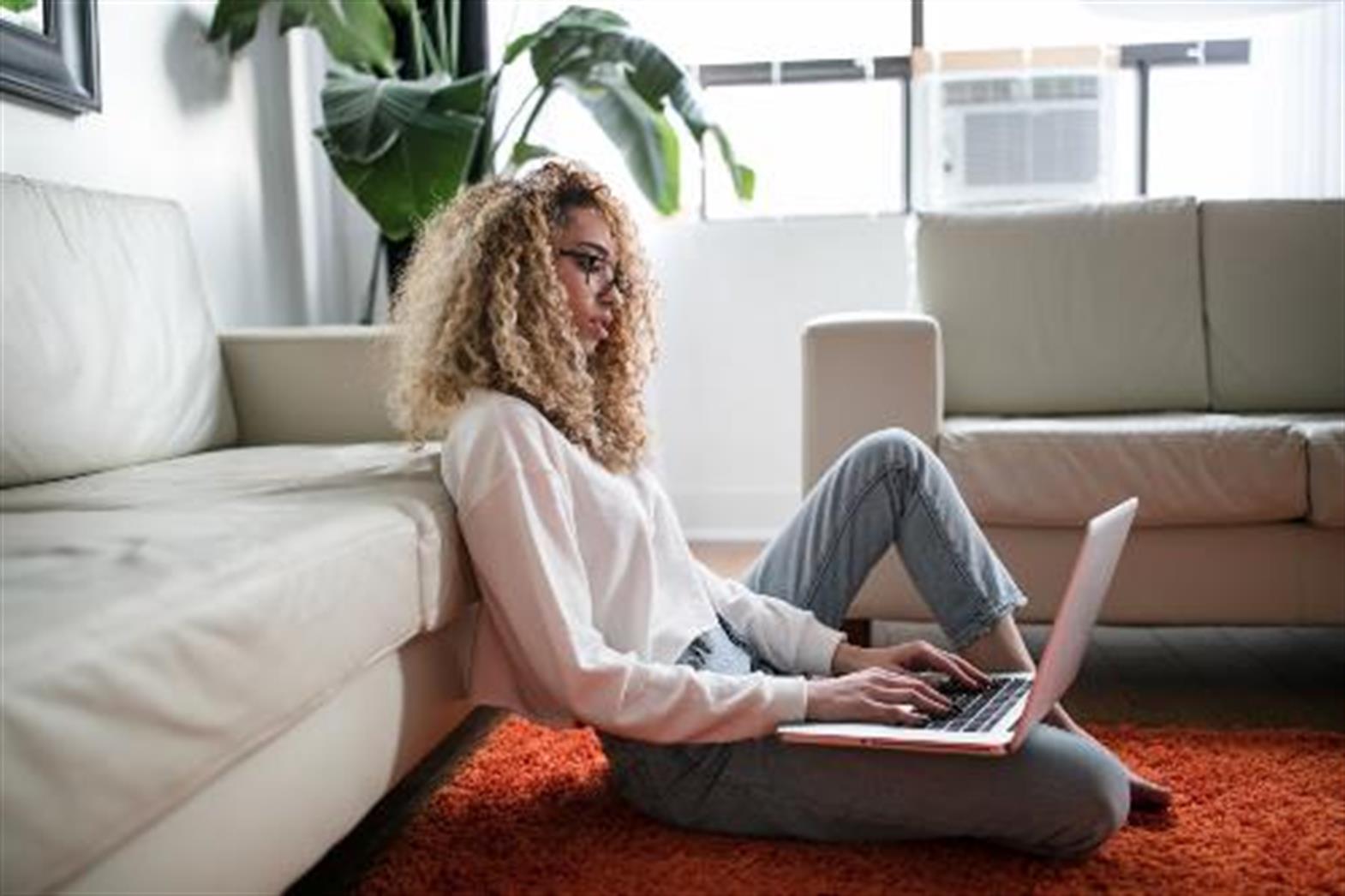 Une femme travaille avec son laptop