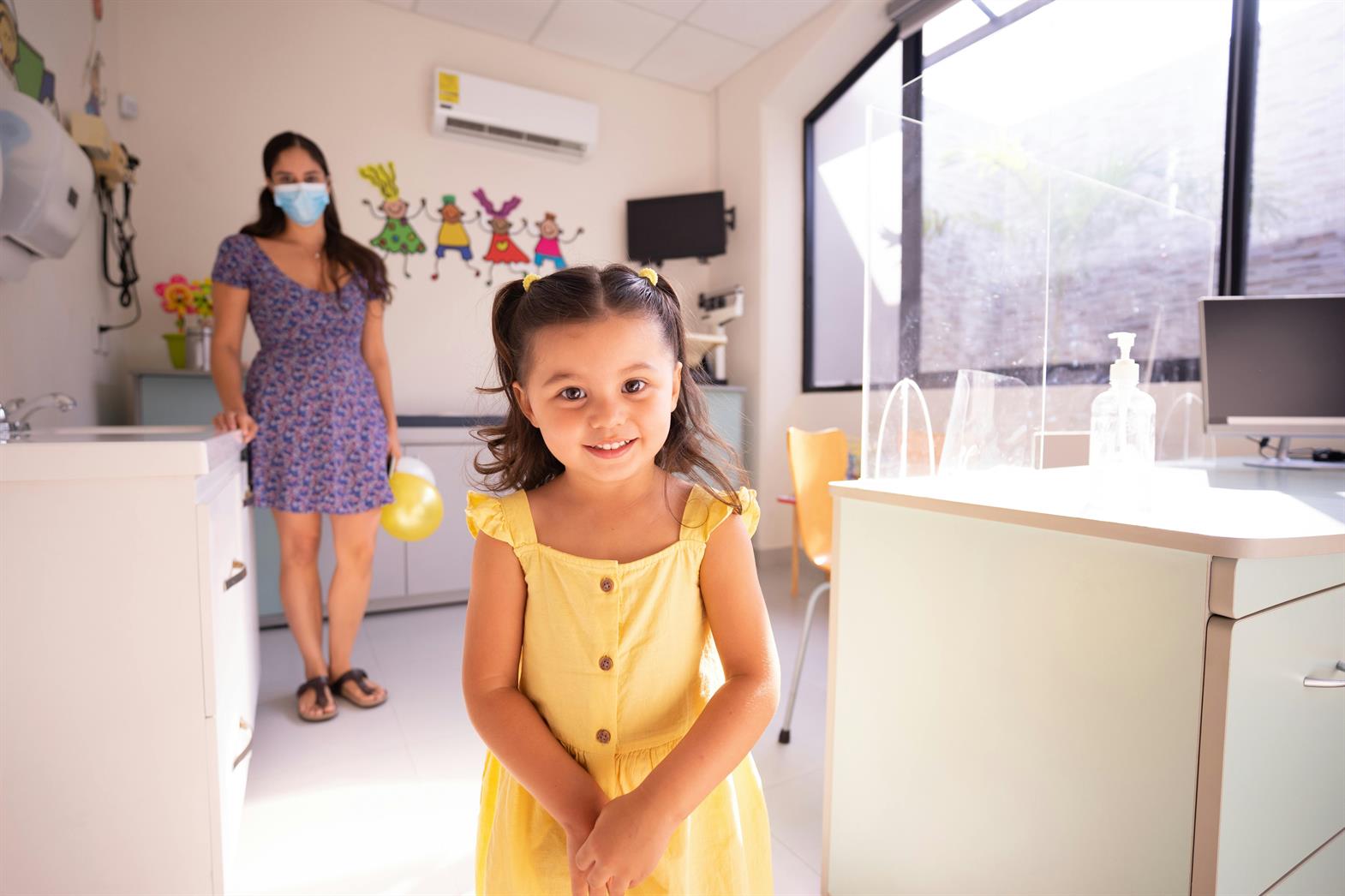 Fille vêtue d'une robe jaune dans une salle de soins