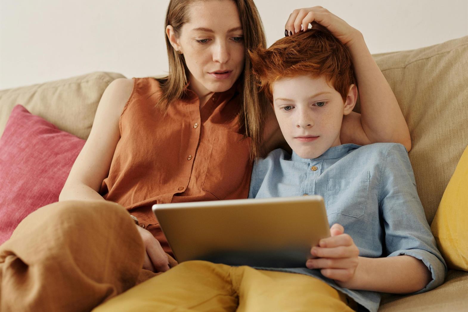 Photo d'une mère et de son fils utilisant une tablette