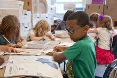 Qu'est-ce qui est associé à des résultats positifs pour les enfants autistes dans le cadre d'une intervention en milieu scolaire ?