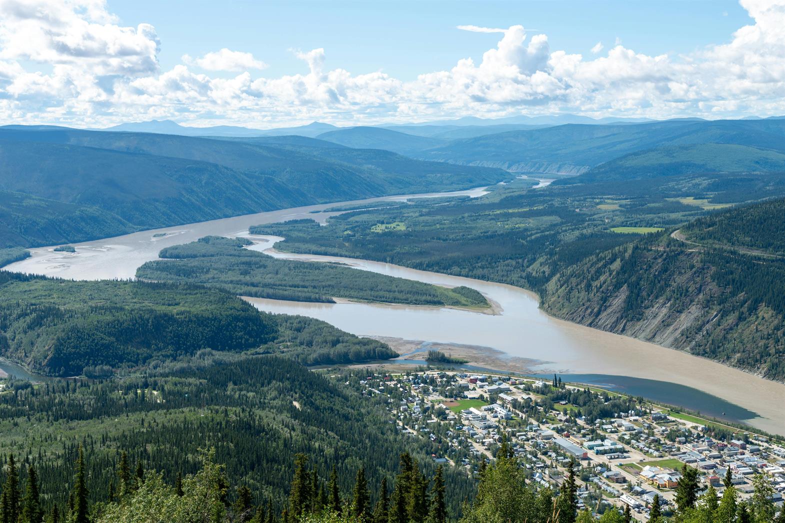Vue aérienne d'une ville sur le fleuve Yukon