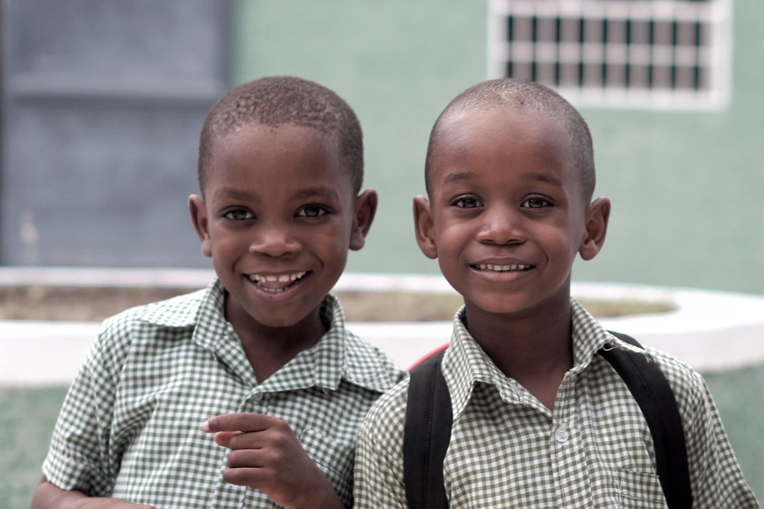 deux garçons souriant