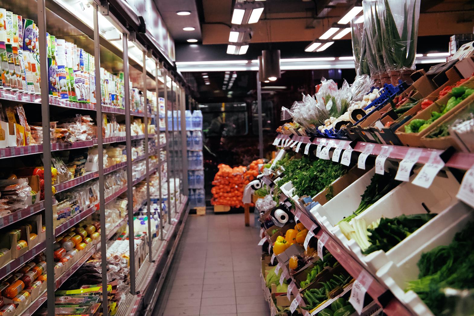 l’allée des produits d’une épicerie